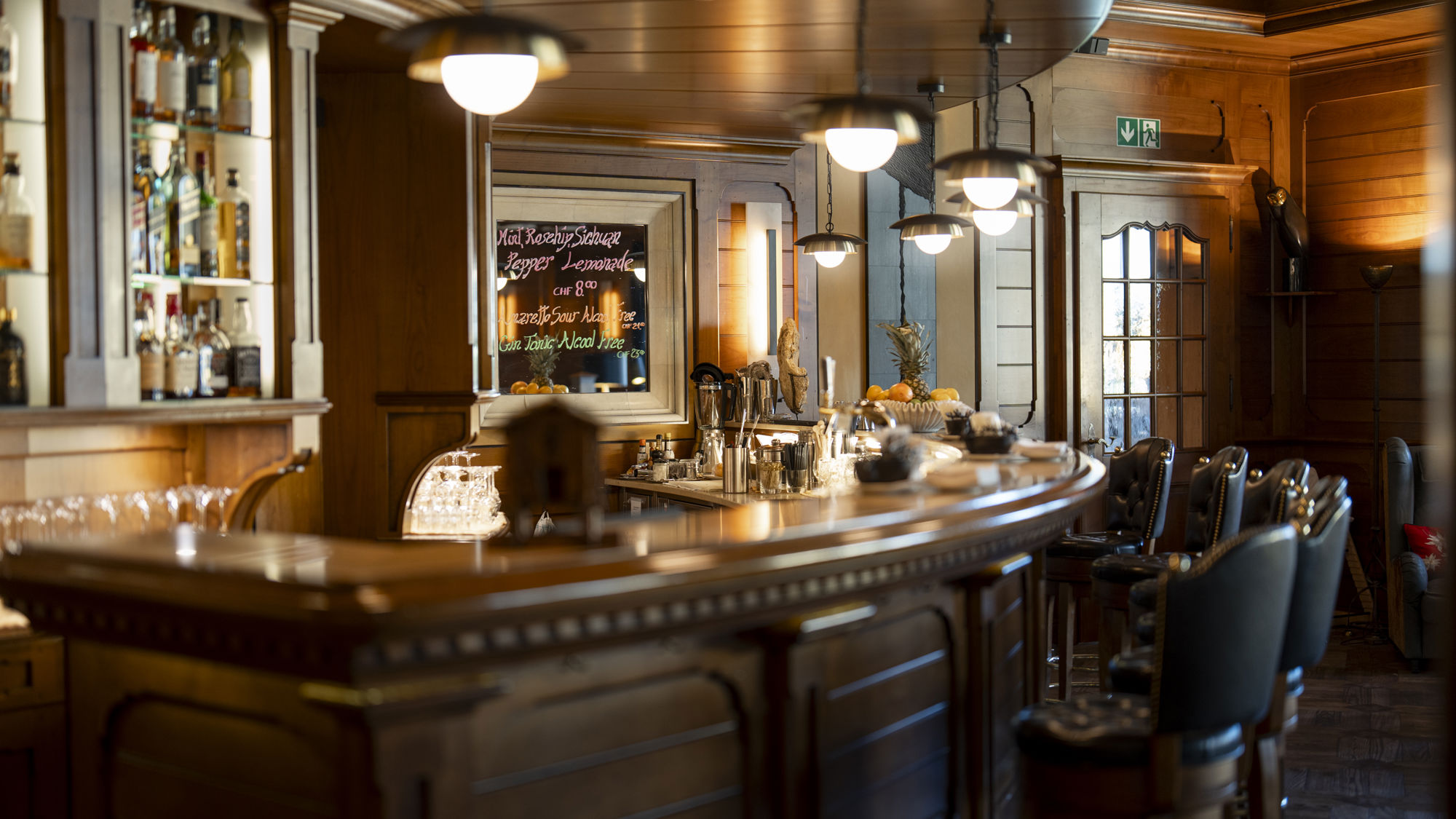 riffelalp-resort-bar-2222m-comptoir-lounge-ete-01.jpeg
