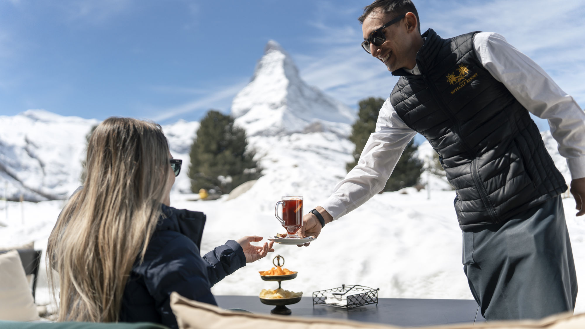 riffelalp-resort-bar-2222m-service-terrasse-hiver-01.jpeg